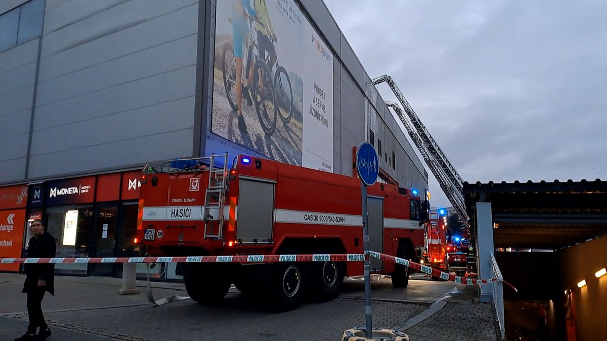 Hasiči v Plzni likvidovali požár na střeše obchodního domu