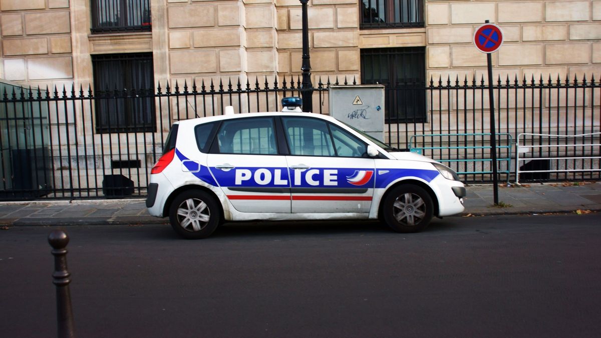 Na auto ve Francii pálili čtyři střelci, zabili desetileté dítě
