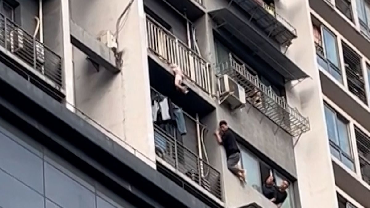 Malá Číňanka visela z balkonu za krk, zachránil ji statečný soused
