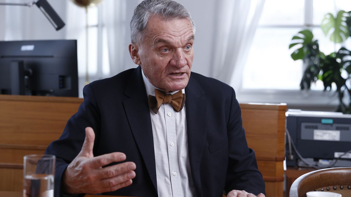 Svoboda čeká, až ho zbaví funkcí