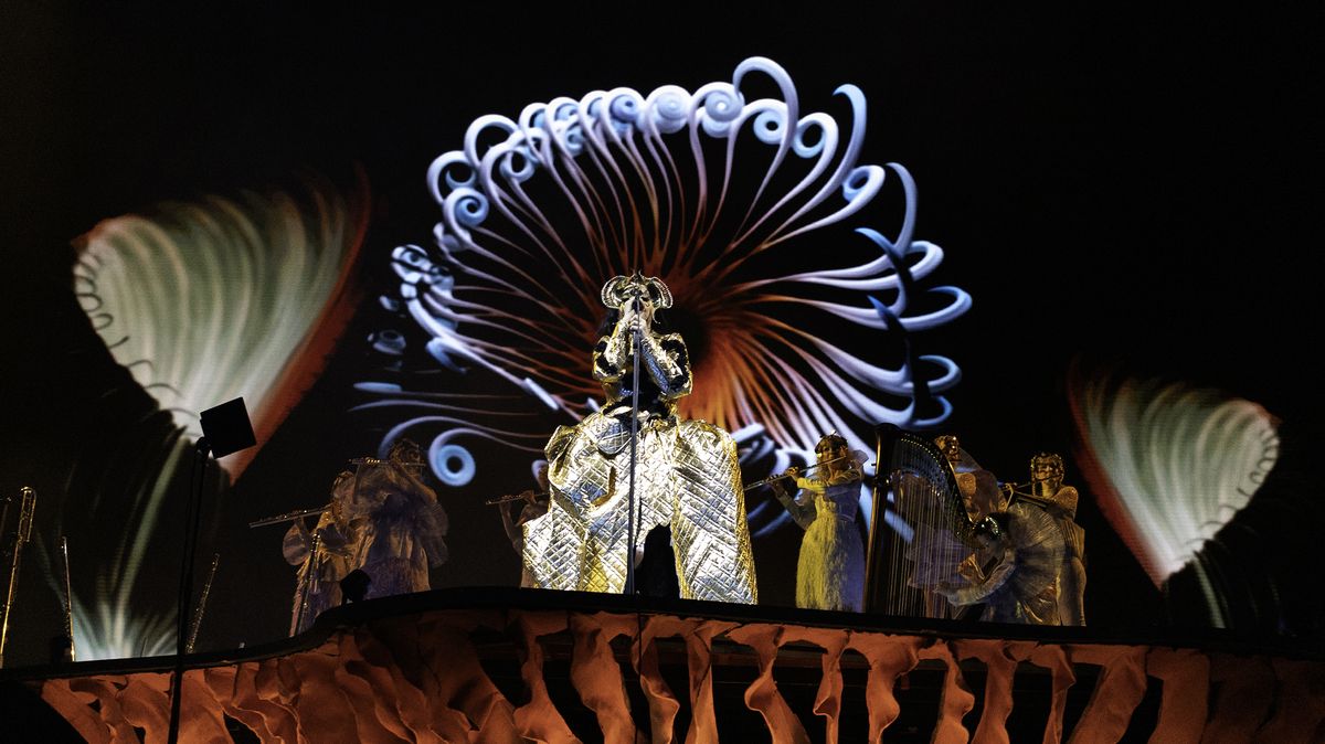 RECENZE: Björk zpívala proti změně klimatu a nabídla přitom náramnou podívanou