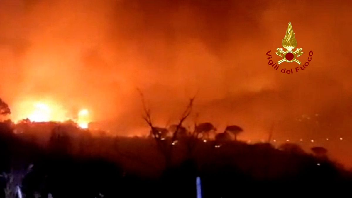 Sicílie na kolenou, oheň se šíří všude. Úřady mluví o katastrofě, jakou ostrov nepoznal