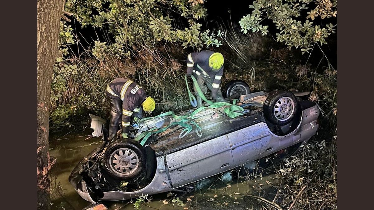 Audi skončilo na střeše u rybníka, řidič se dostal ven