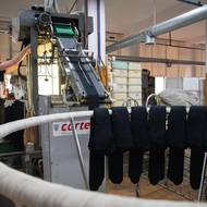 Po obarvení se punčochy suší a kontrolují. Na tomto stanovišti se vyžehlí a sjedou na kolotoč, odkud se přesunou do další fáze výroby a expedice