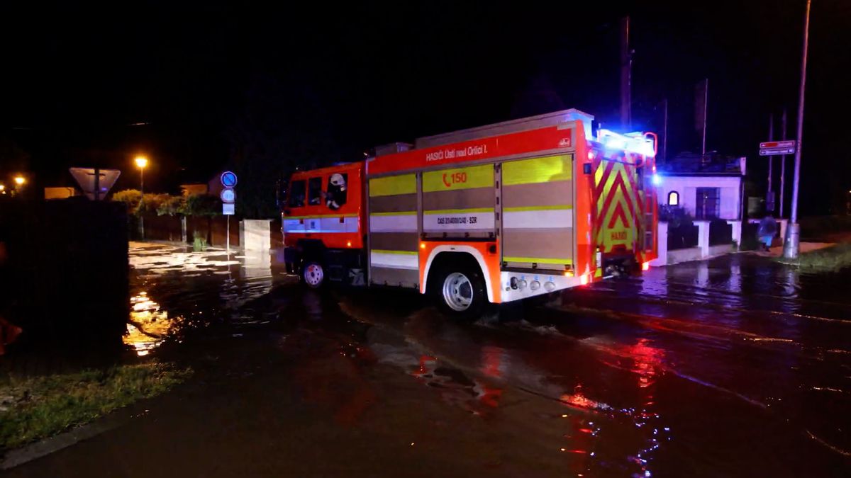 Řádění bouřek na východě Čech: Bahno zaplavilo trať, padaly velké kroupy