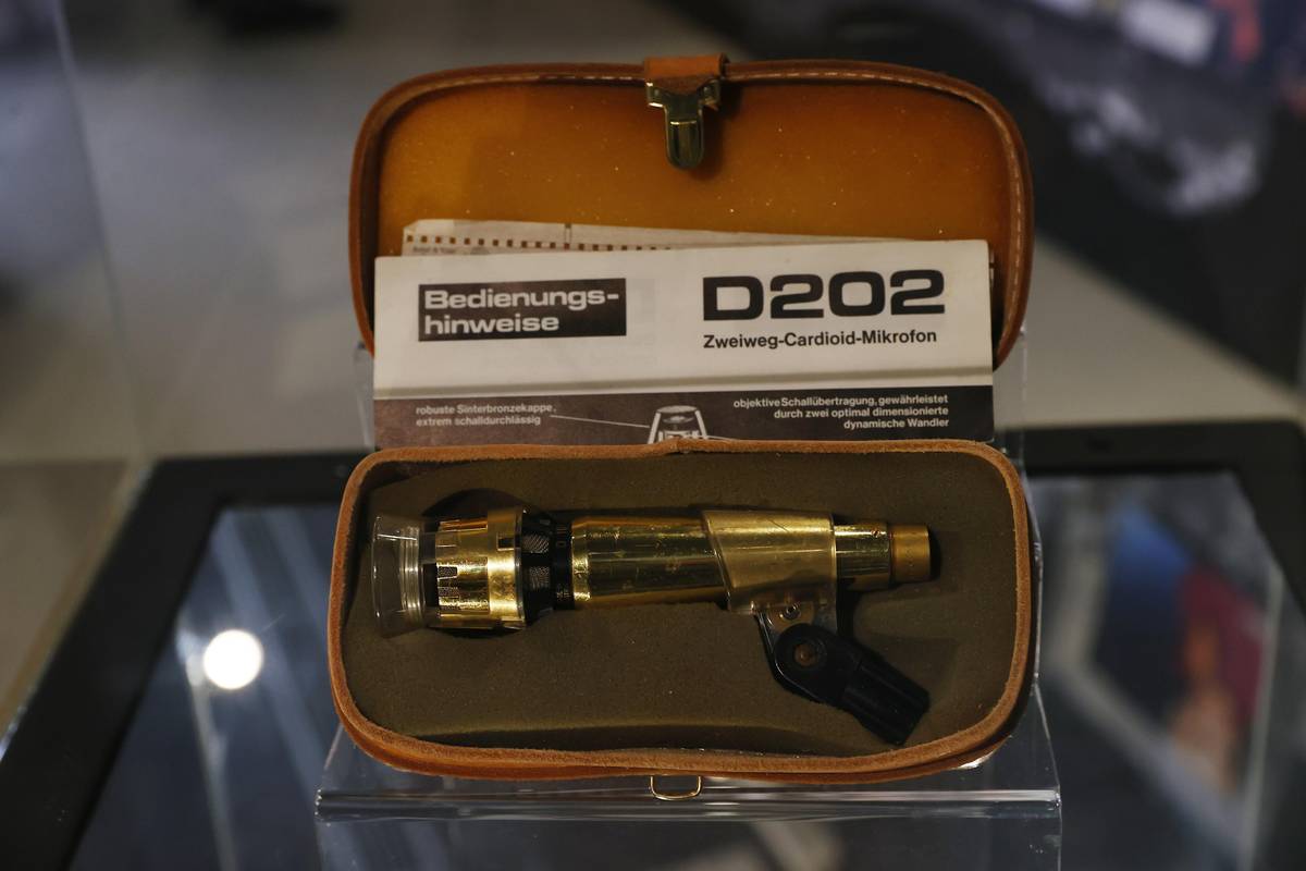 Dvousměrný kardiodní mikrofon pořízený na vystoupení Heleny Vondráčkové a Karla Gotta v Lucerně v roce 1972