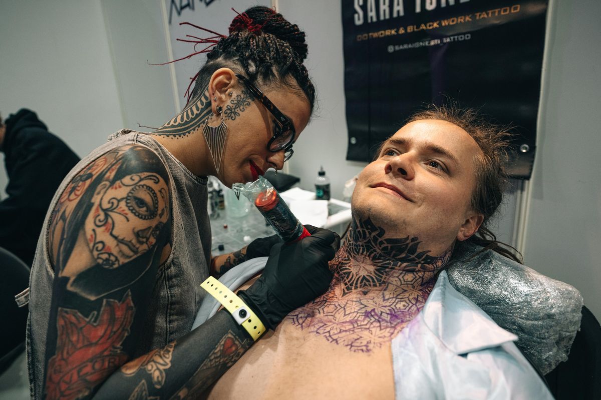FOTO: Ráj tetování a piercingů. Na pražskou akci se sjelo 170 tatérů z celého světa