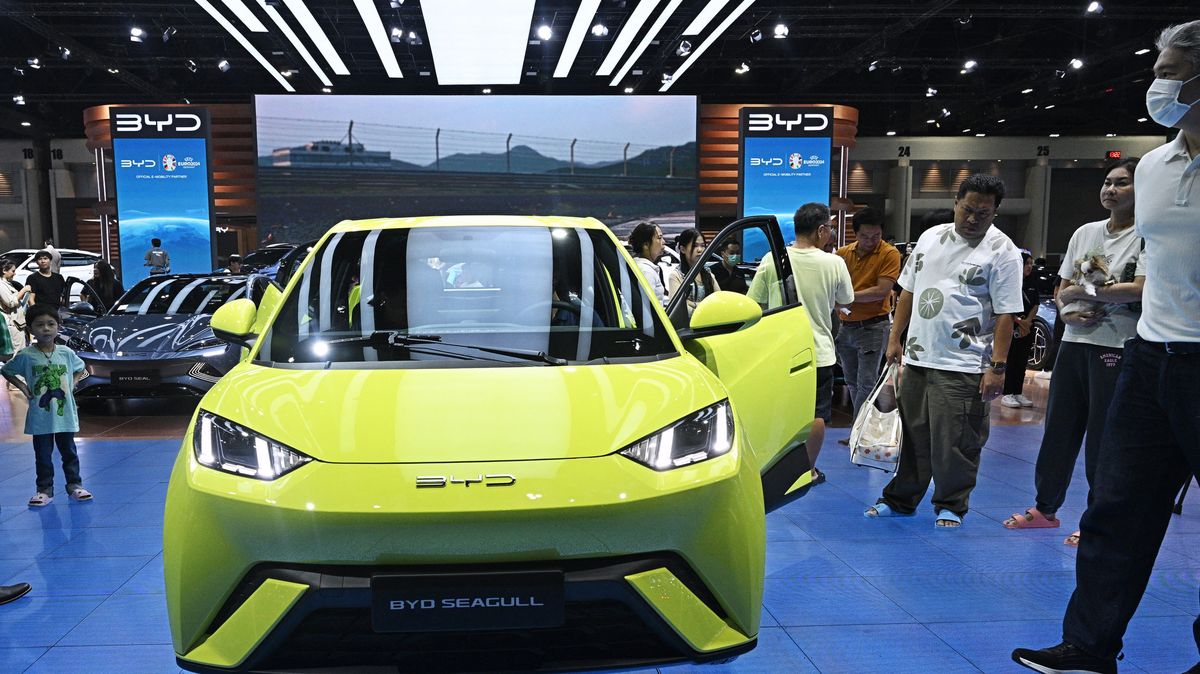 Přeskočila Teslu, teď chce čínská firma dobýt Evropu novým, extrémně levným elektromobilem