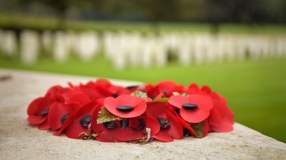 Z hrobů padlých vojáků se ztratily květiny. „Zlodějem“ byl zahradník