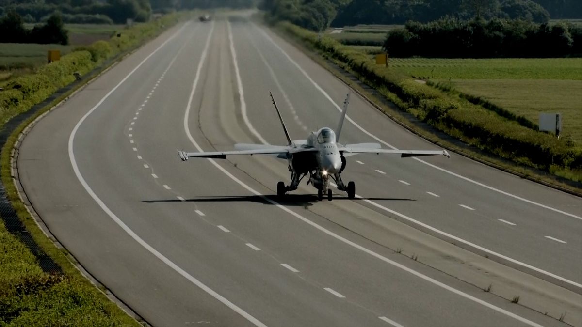 Švýcarské stíhačky po 33 letech trénovaly přistání na dálnici