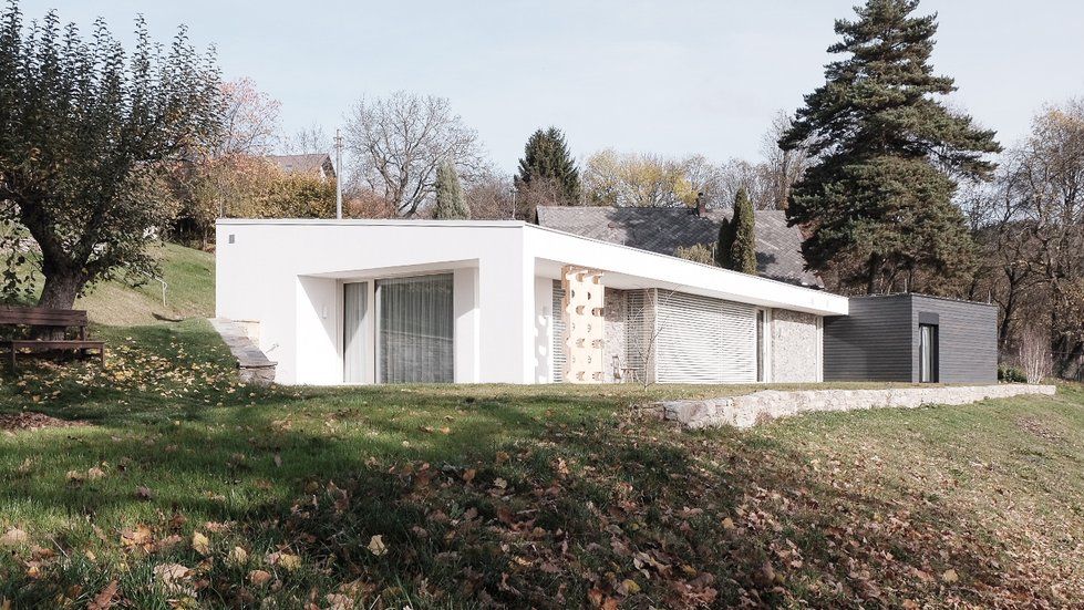 Moderní rodinný dům ve Vrchlabí poskytuje soukromí i na exponovaném pozemku