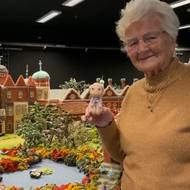 Margaret Seamanová s panenkou s její podobiznou, kterou jí uháčkovala její fanynka