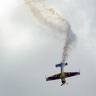 Zajímavostí může být, že zatímco Šonka provádí takto složité obraty, při nichž kolikrát dosáhne přetížení až 12 G, tak simultánně divákům přes reproduktory popisuje, co dělá 