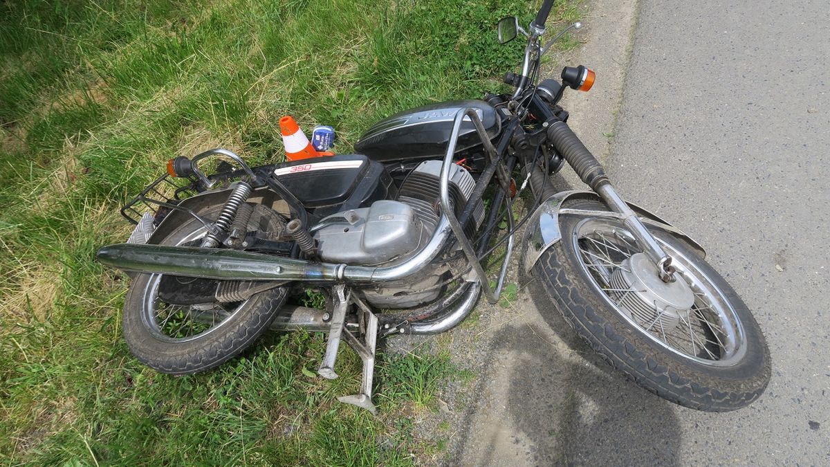 Opilý motorkář nezvládl na Přerovsku průjezd zatáčkou