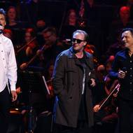 Vzpomínkový koncert k nedožitým 80. narozeninám skladatele Petra Hapky. Zleva Vojta Dyk, Štěpán Kozub, Michal Malátný