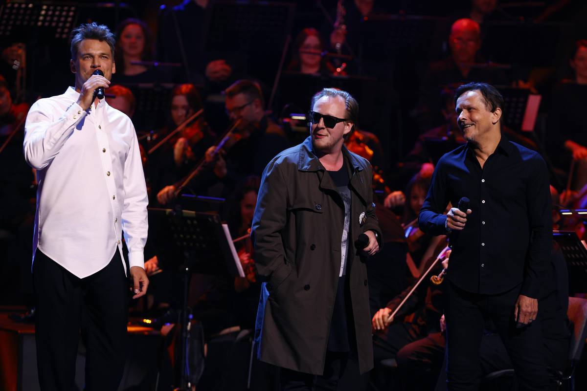 Vzpomínkový koncert k nedožitým 80. narozeninám skladatele Petra Hapky. Zleva Vojta Dyk, Štěpán Kozub, Michal Malátný