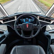 Kabina má moderní rozhraní, řidič sedí uprostřed