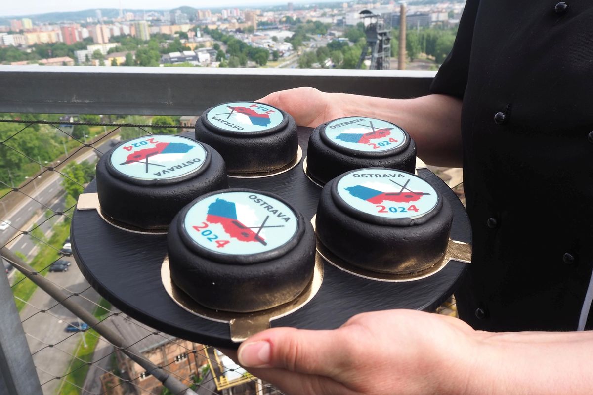 Cukrářka vytvořila hokejové zákusky pro šampionát. Nabízí je v kavárně v oblacích