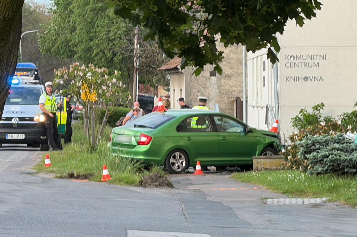 Řidič na Nymbursku vjel na chodník, srazil čtyři chodce