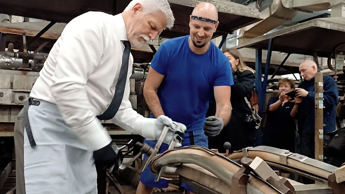 Prezident Pavel si oblékl zástěru, na Kroměřížsku ohýbal nábytek