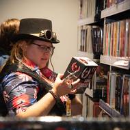 Fanoušci si neodpustili návštěvu všemožných stánků s předměty s komiksovou, videoherní a filmovou tematikou