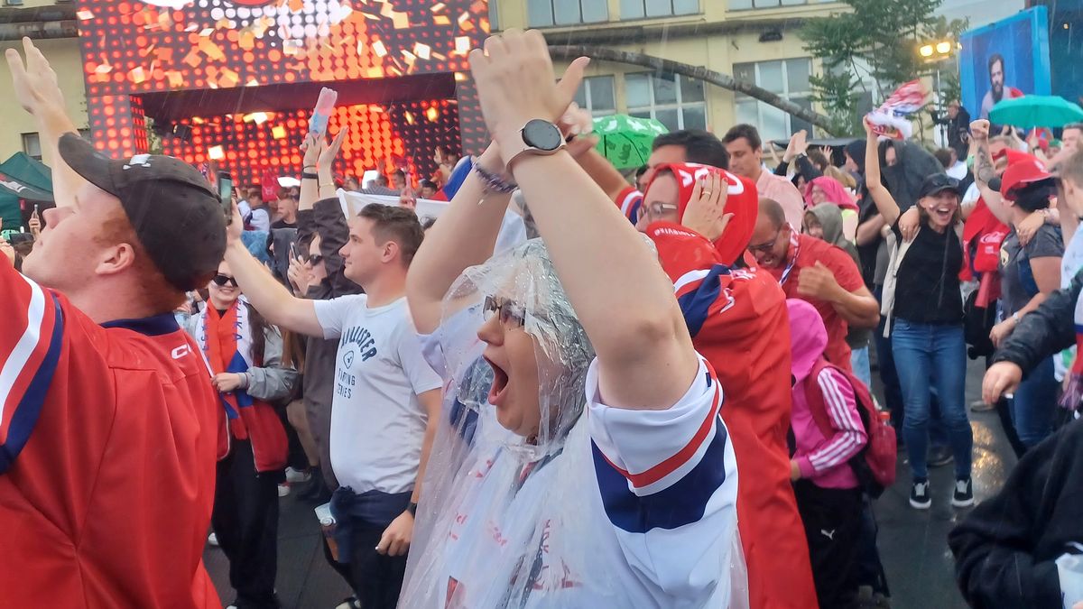 Fanoušky v Praze nerozehnal ani liják, pršelo štěstí