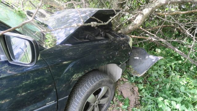Seniorka na Přerovsku nezvládla odbočení a autem narazila do stromu