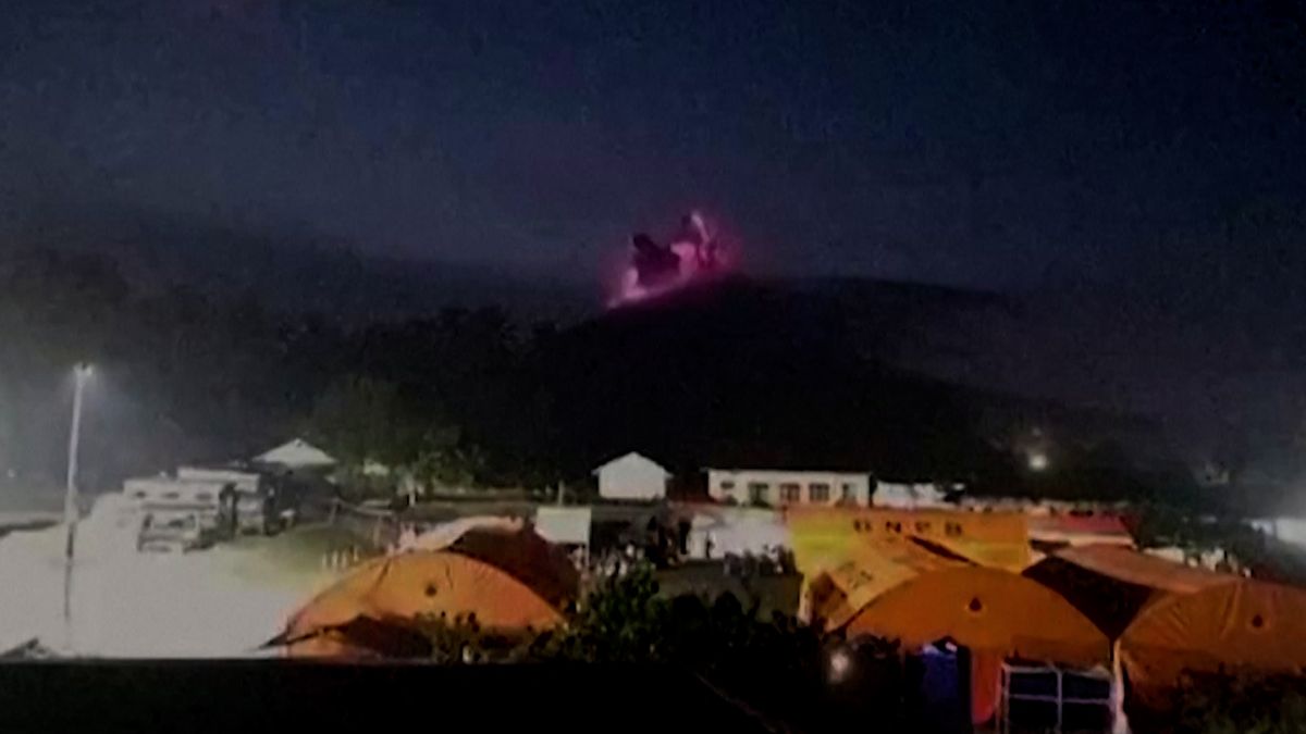 Indonéská sopka Ibu vybuchla dvakrát během šesti hodin