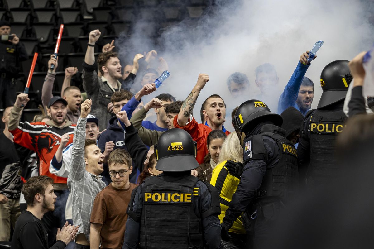 FOTO: Policie v O2 areně nacvičovala zásah proti rozvášněným hokejovým fanouškům