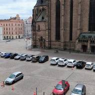 Parkoviště před radnicí má zmizet v další fázi revitalizace.