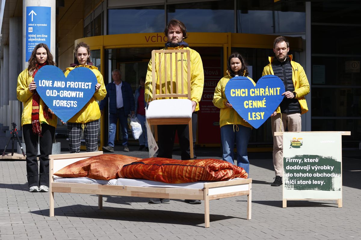 FOTO: Greenpeace skládali nábytek před IKEA