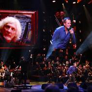 Na snímku zpěvák Xavier Baumaxa s portrétem Petra Hapky