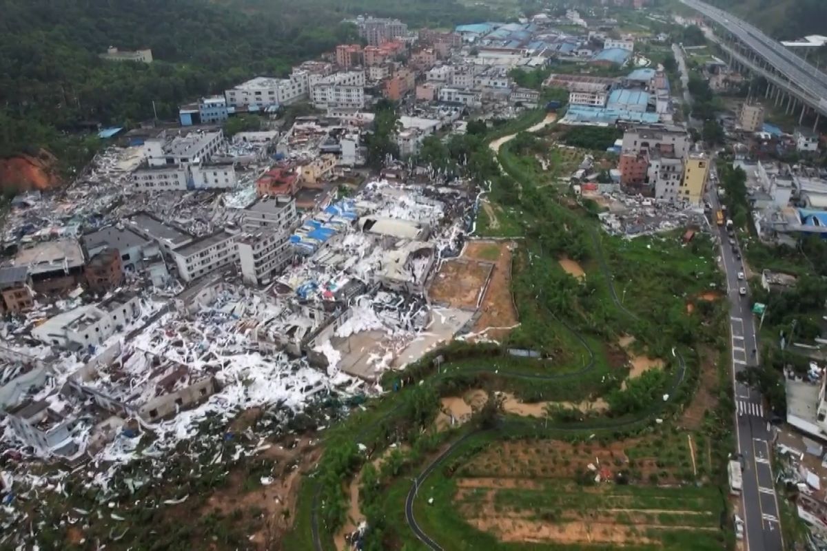 Čínským Kantonem se prohnalo ničivé tornádo. Vyžádalo si pět obětí