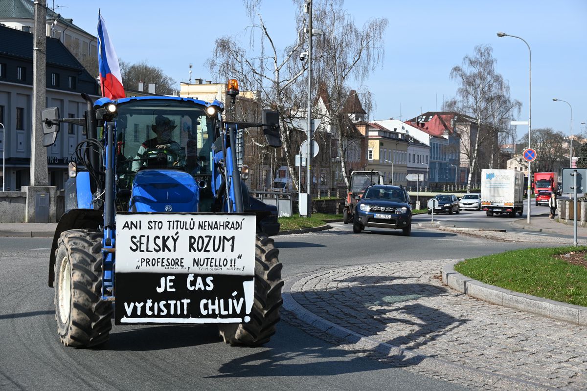 Zemědělci odvolali středeční protesty. Chtějí uklidnit atmosféru