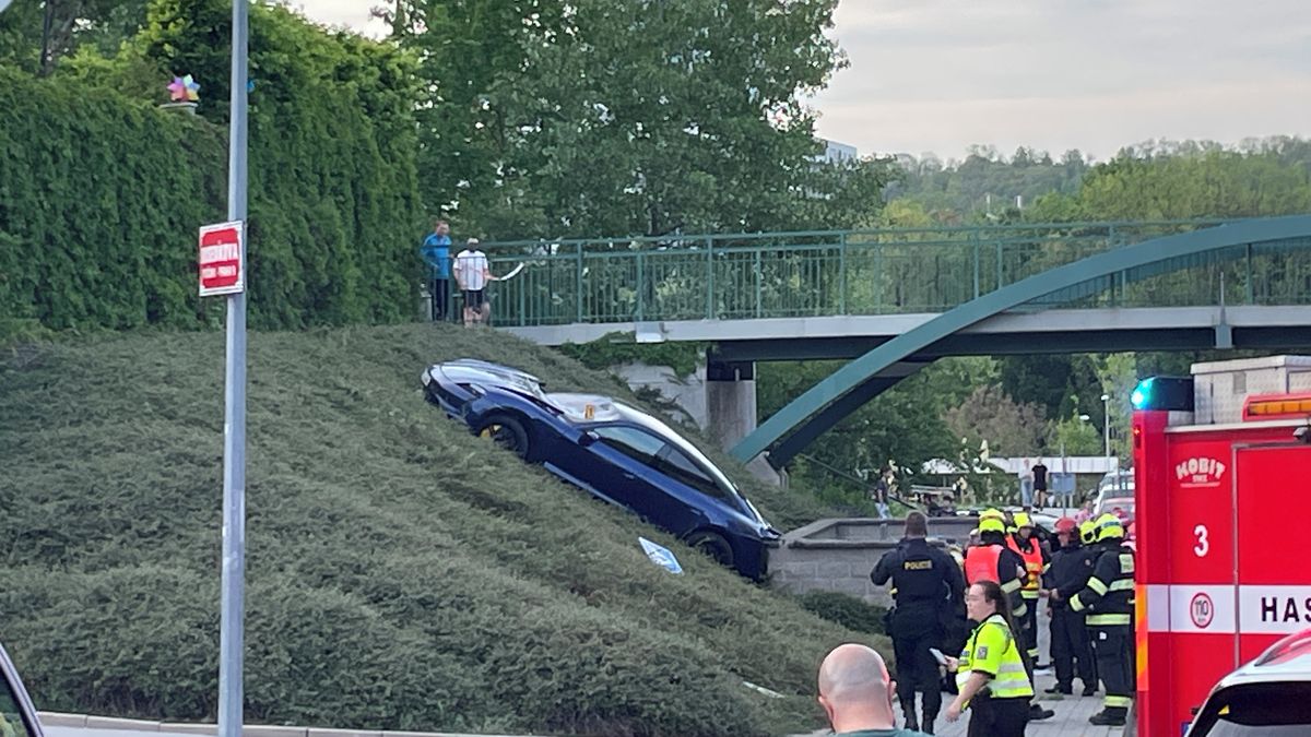 Řidič porsche najel v Praze na chodník, srazil ženu s kočárkem