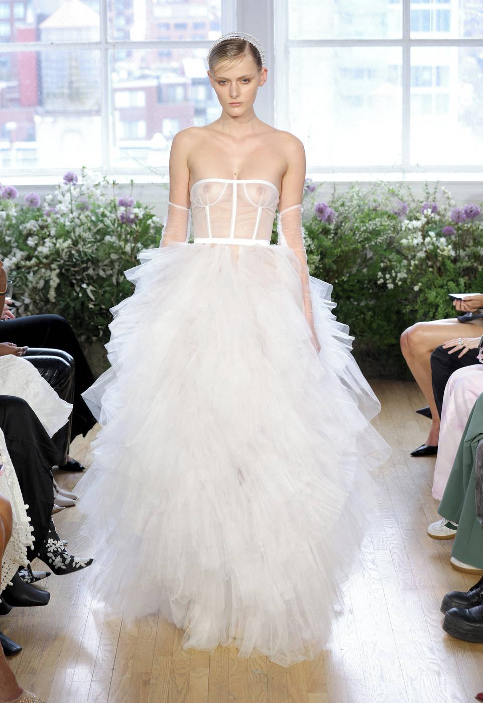 I svatební šaty odrážely aktuální trendy v podobě transparentních látek. Model Bronx And Banco