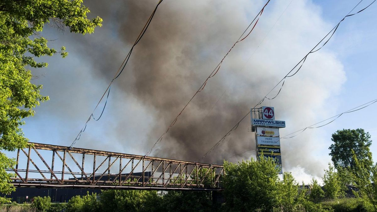 Za 15 tisíc eur založí požár. Vlna ruských sabotáží v Polsku je bezprecedentní, říká analytik