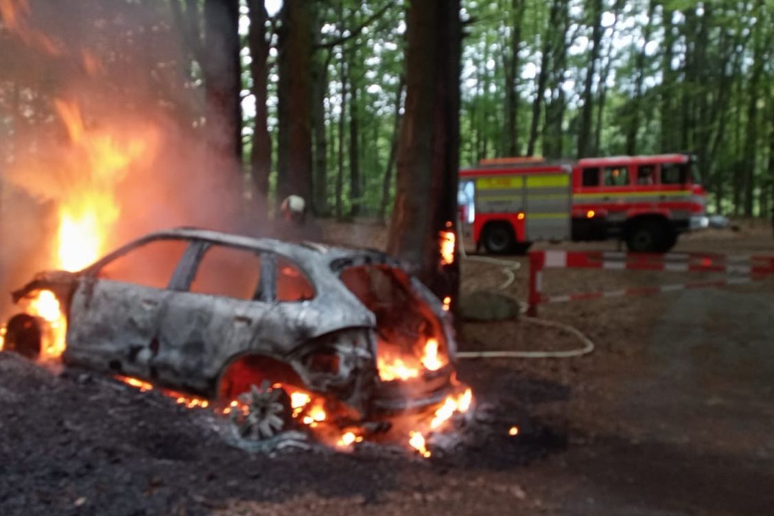 Porsche při průjezdu lesem pohltily plameny, řidič byl pod vlivem drog