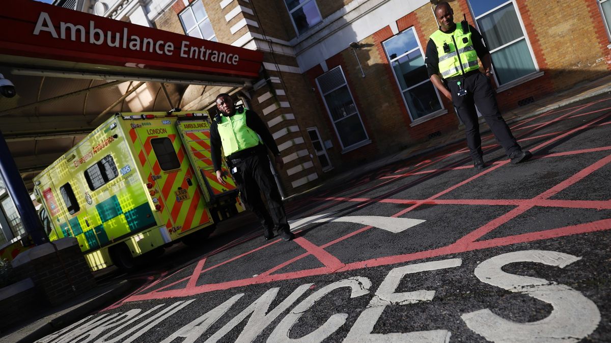 Pacienty v přeplněných britských nemocnicích léčí na chodbách a parkovištích