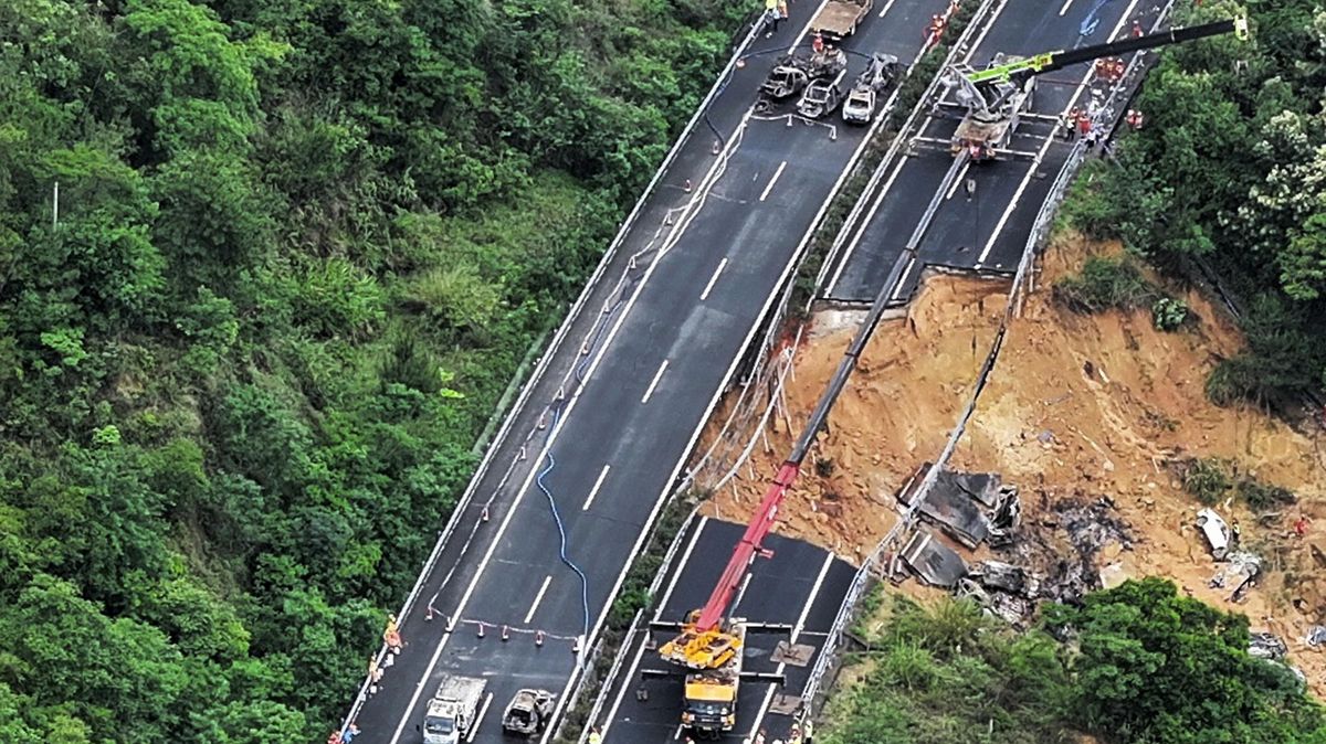 Na jihu Číny se utrhla část dálnice, o život přišlo nejméně 24 lidí