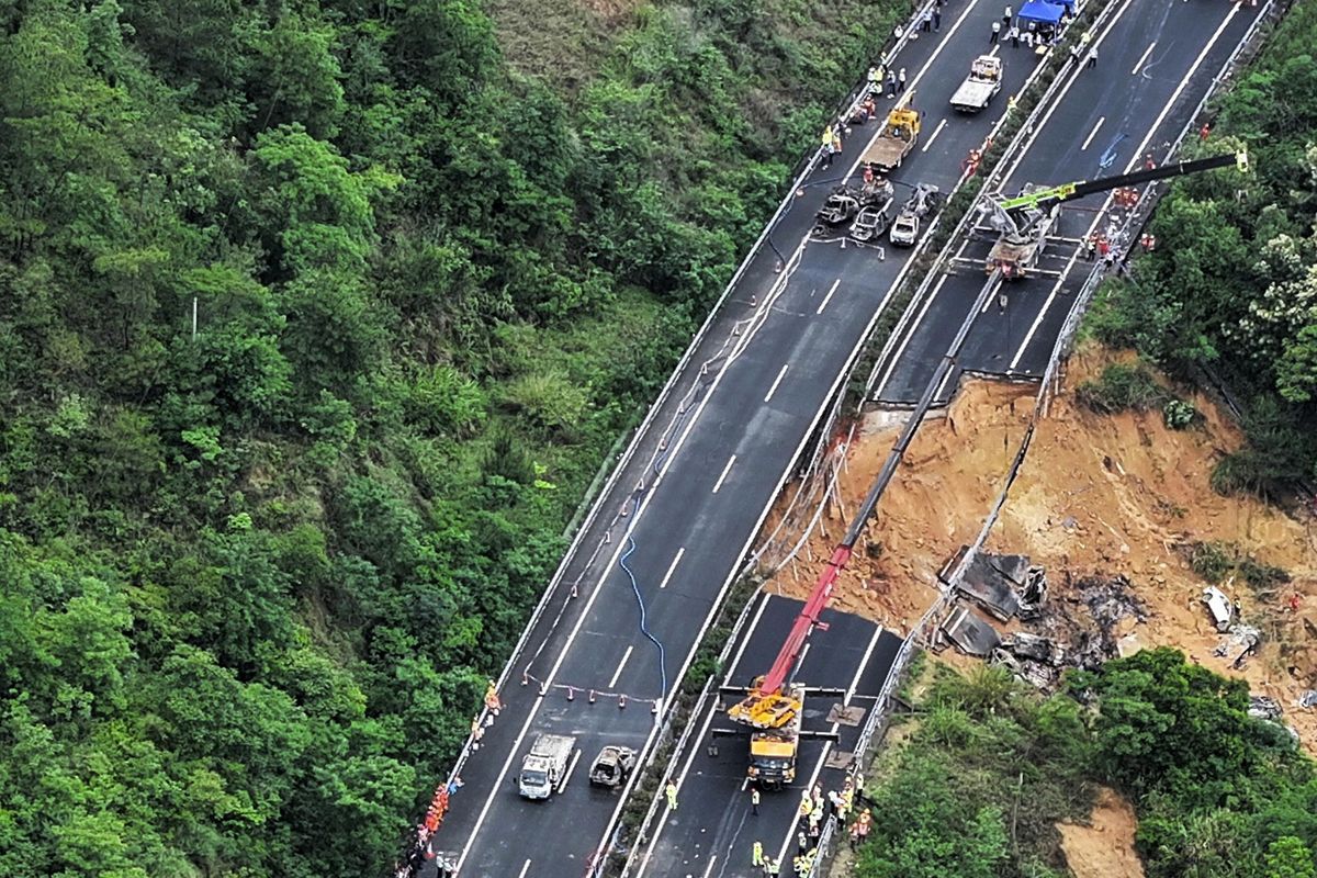 Na jihu Číny se utrhla část dálnice, o život přišlo nejméně 24 lidí