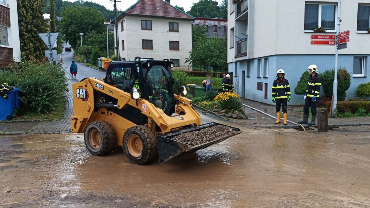 Lijáky na východě Moravy zaplavily silnice a sklepy