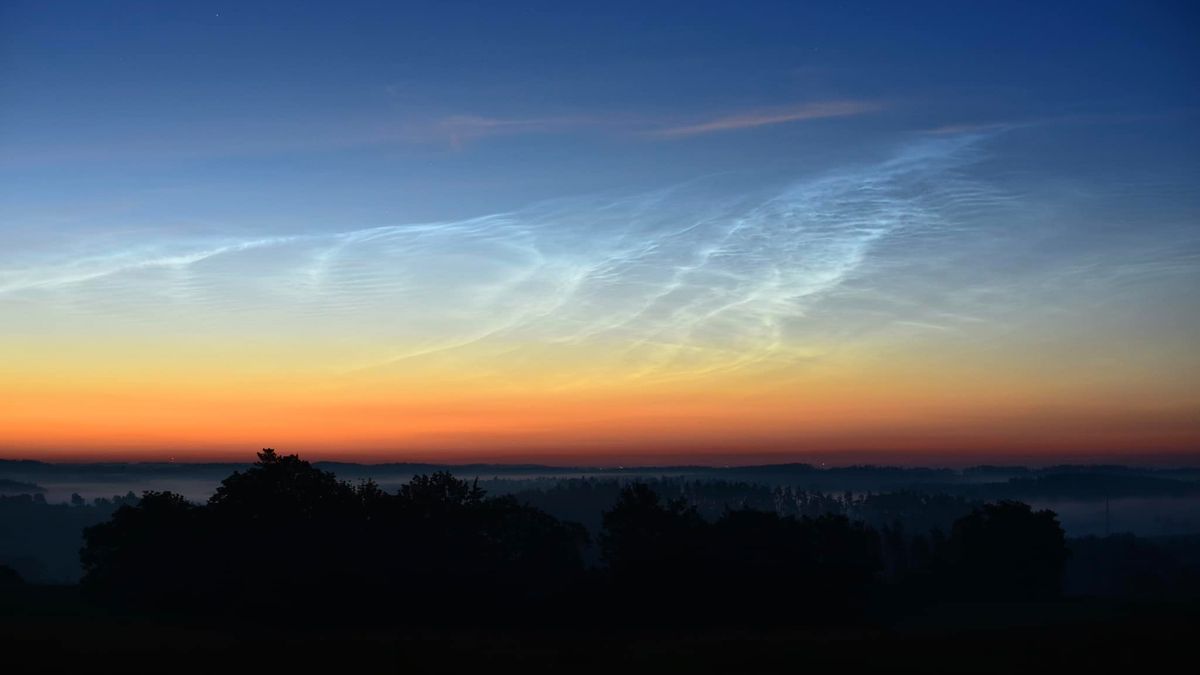 Obloha servíruje noční svítící oblaka i malou kometu