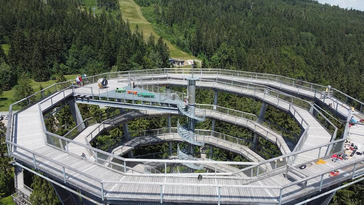 Třiačtyřicet metrů pod nohama nad krkonošskými stromy není pro každého