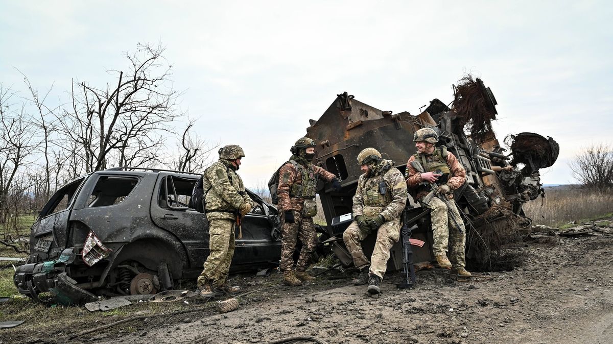 Ruští vojáci nepomáhají zraněným spolubojovníkům, střílejí je