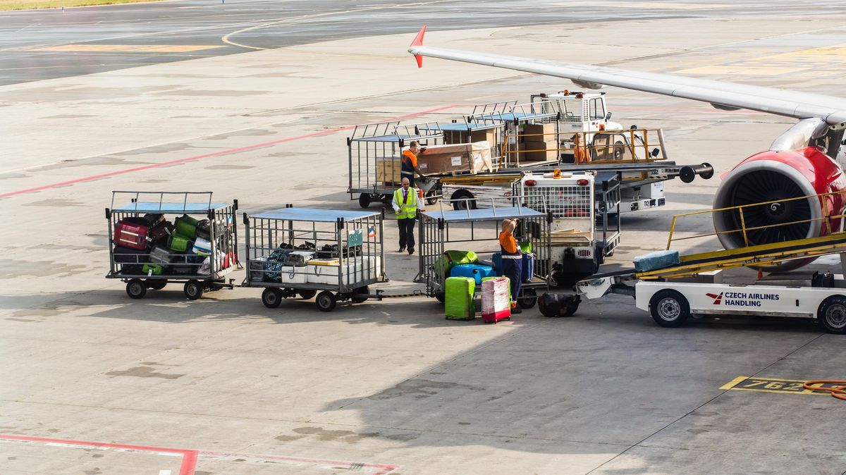 Kolik lidí nakládá na pražském letišti kufry? Během dne i 80, tvrdí firma