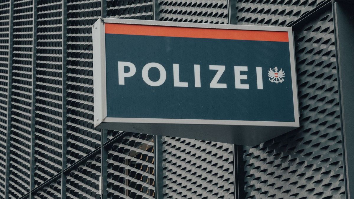Muž v Rakousku si přijel na policii pro ztracený mobil. Opilý a bez řidičáku, o který už před lety přišel
