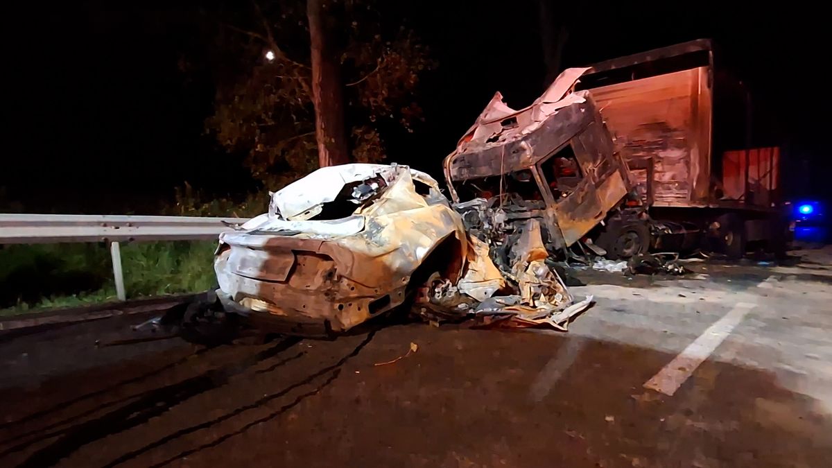 Řidič auta uhořel po čelním střetu s náklaďákem na Pelhřimovsku