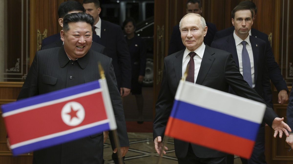 Objetí od Kima na letišti. A v ulicích Pchjongjangu vítají Putina stovky dalších Putinů