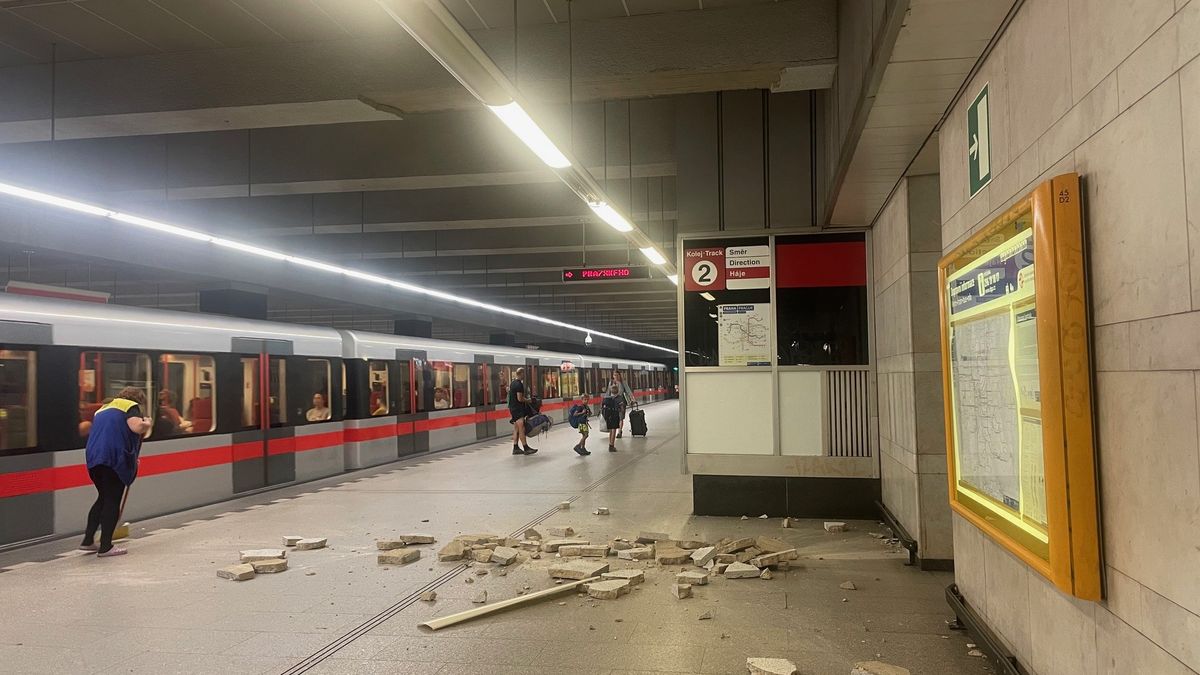 Na nástupiště v metru spadl kus stropu